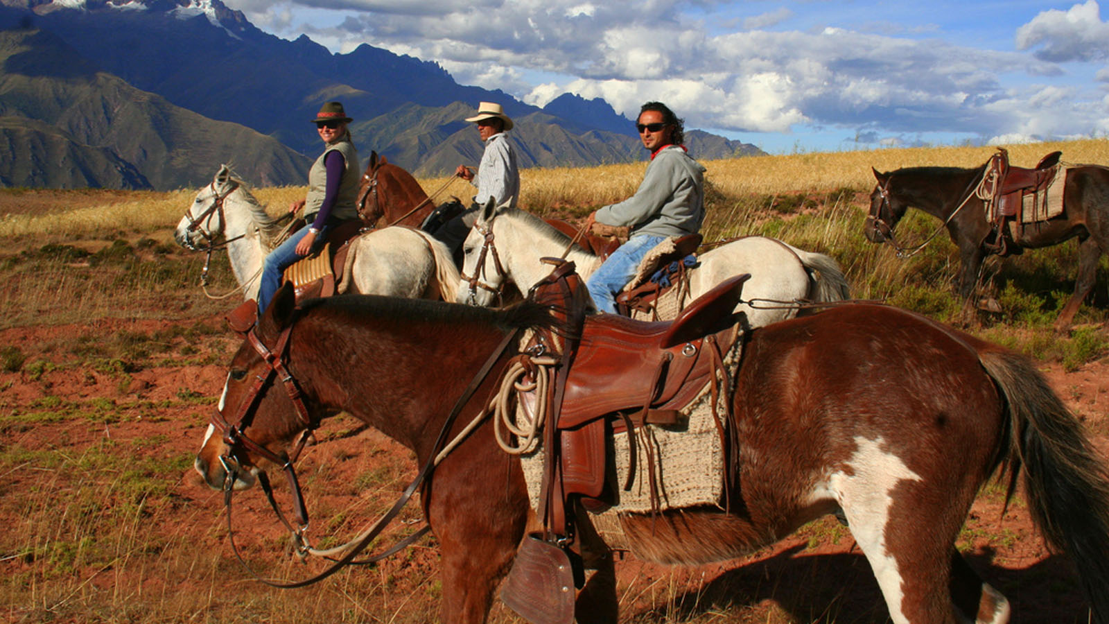 Foto 1 de Horseback riding through Maras and Moray