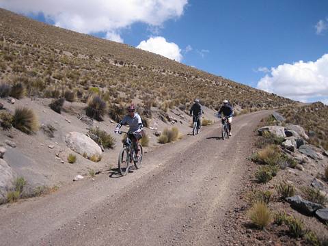 Tour Chachani - Biking downhill
