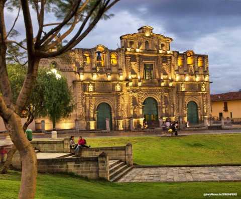 Portada de "Sumérgete en el Pasado: City Tour Cultural en Cajamarca"
