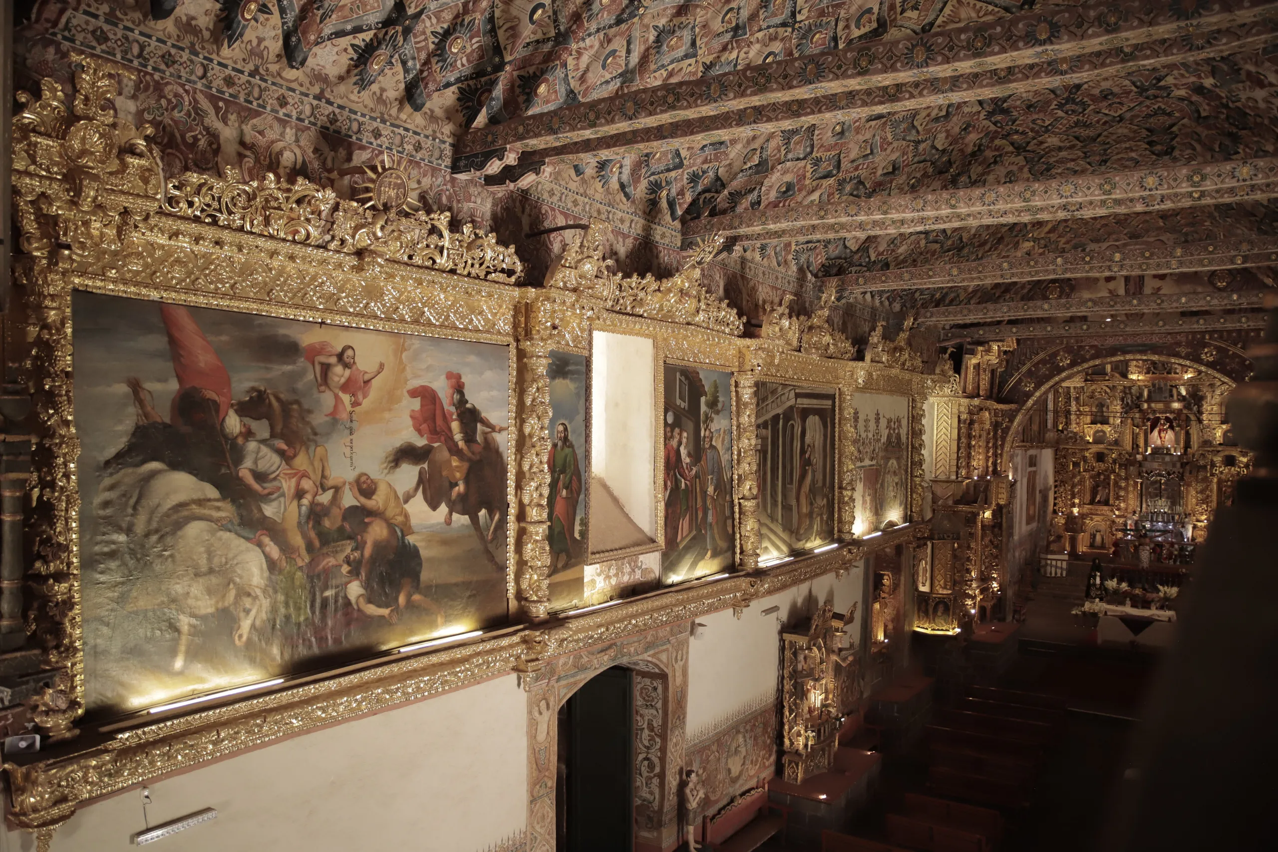 Interior con frescos y pan de oro en la iglesia de San Pedro de Andahuaylillas