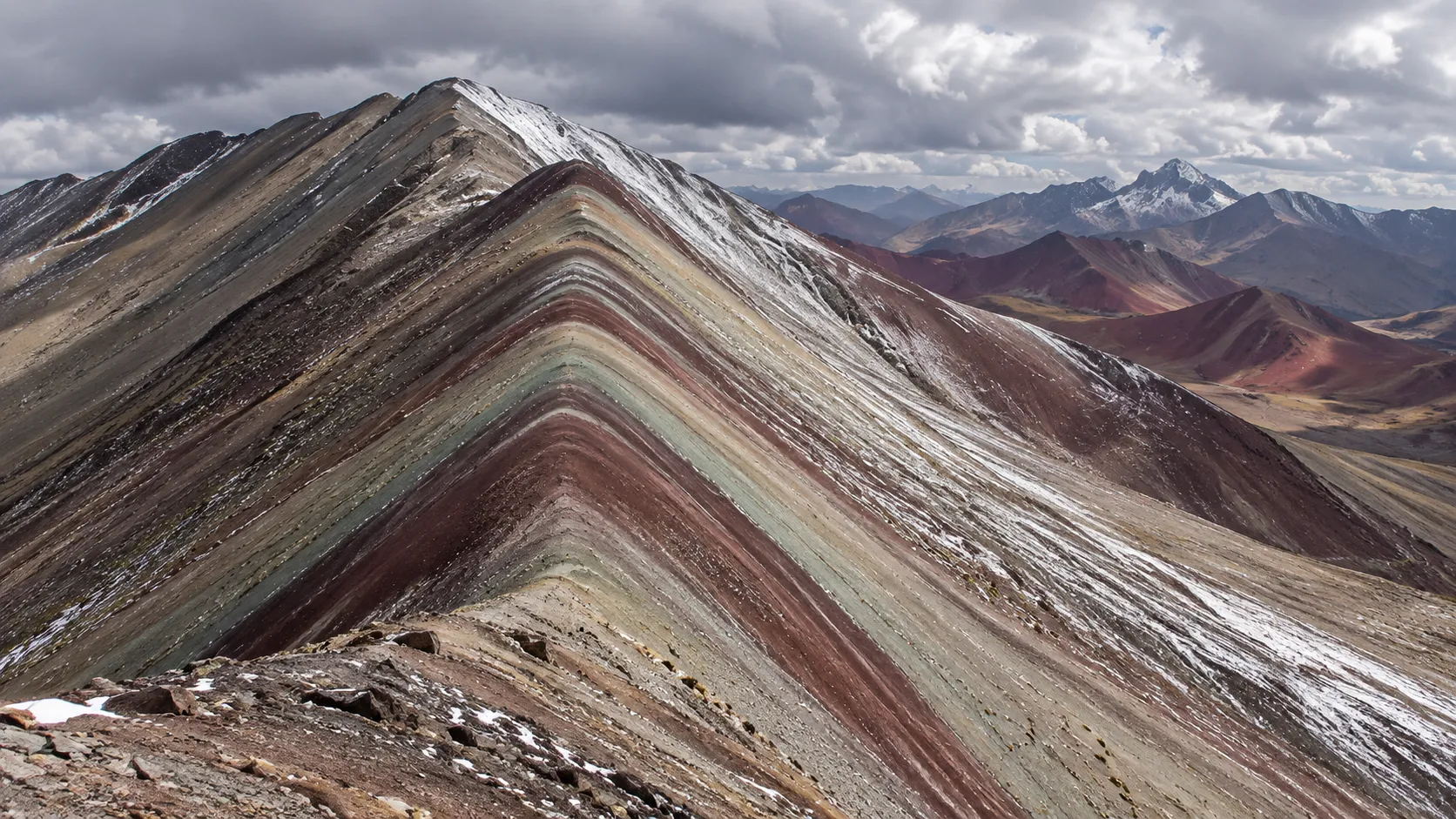 Comparativa de la Montaña de 7 Colores Vinicunca con minerales nítidos en temporada seca frente a cumbres con nieve